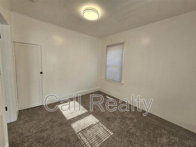 Building Photo - 2721 E Rowan Ave