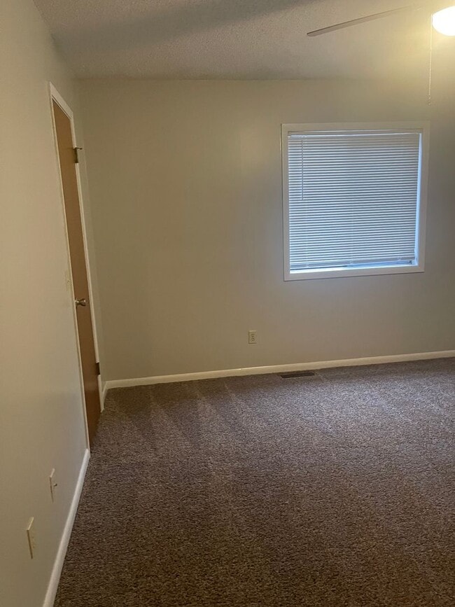 Building Photo - Rolling Acres Townhome.