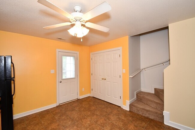 Building Photo - 104 Streamwood Dr