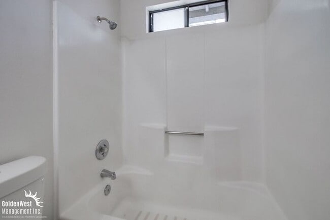 Building Photo - Charming 2Bdm 1Ba Apartment in the North P...