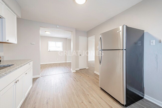 Building Photo - Charming