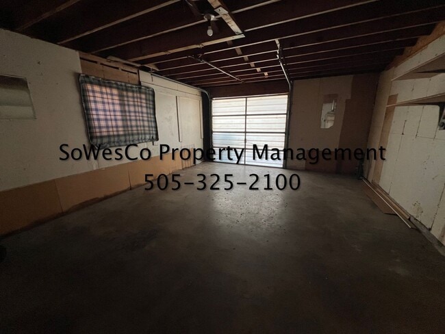 Building Photo - 3 Bedroom 2 Bath, 1 Car Garage and new flooring!