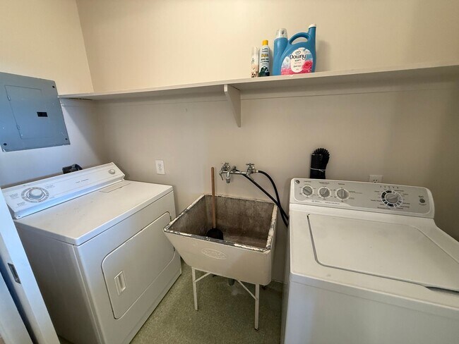 Building Photo - SPACIOUS  FOUR BED / THREE BATH SAN RAFAEL...