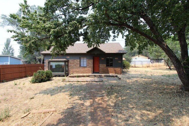 Building Photo - Charming 2 Bedroom Home in Lower Greenlaw | Large Fenced Yard