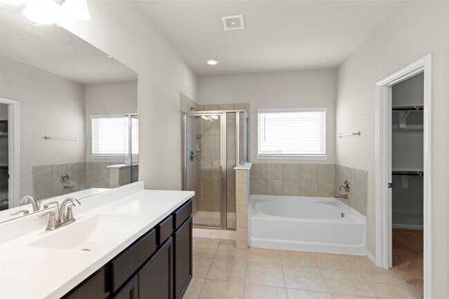 Building Photo - 1333 Red Hills Dr