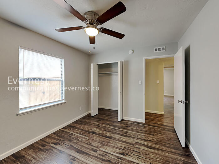 Building Photo - 2117 Newbury Dr