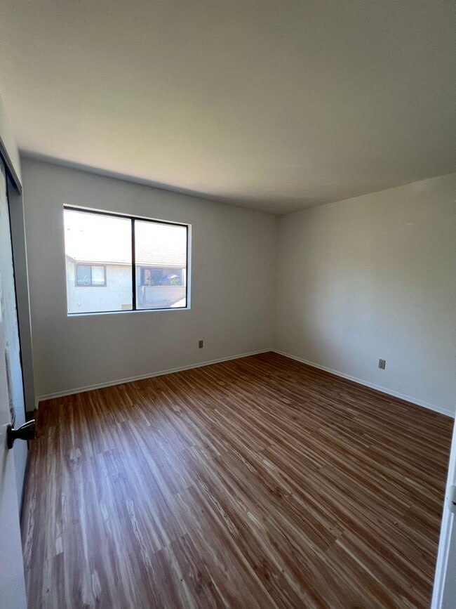 Building Photo - 3 bed, 2 1/2 bath Thousand Oaks Townhome