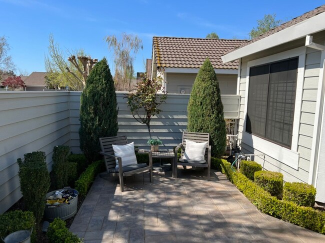 Building Photo - 3 bedroom in desirable Regency Park!
