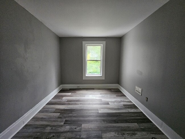 Building Photo - 3 bed 1 bath House for rent in Crafton!