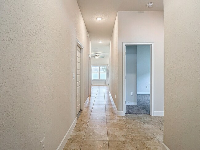 Building Photo - Welcome in to this beautiful Unfurnished -...