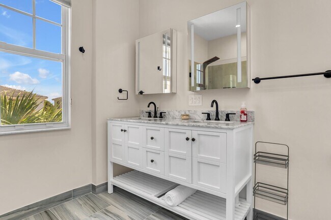 Building Photo - 581 NW 35th Ln