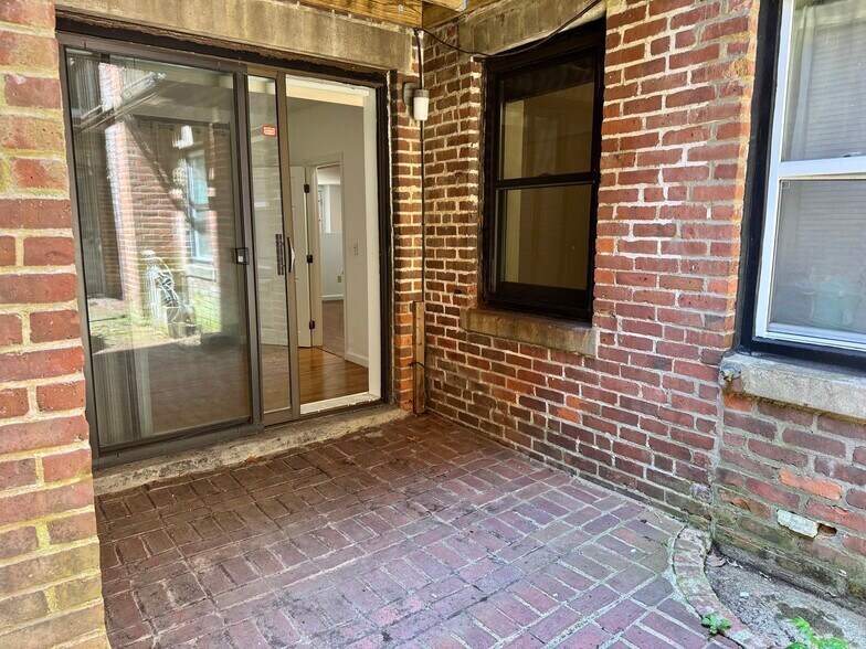 Building Photo - 390 Riverway