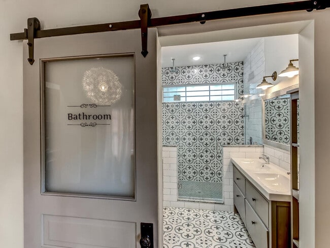 Building Photo - 419 E 3rd St