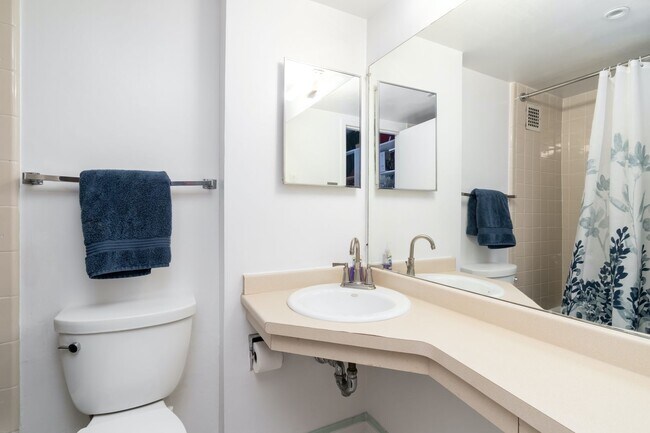 Building Photo - Sunny 2 BR at Claridge House Coop