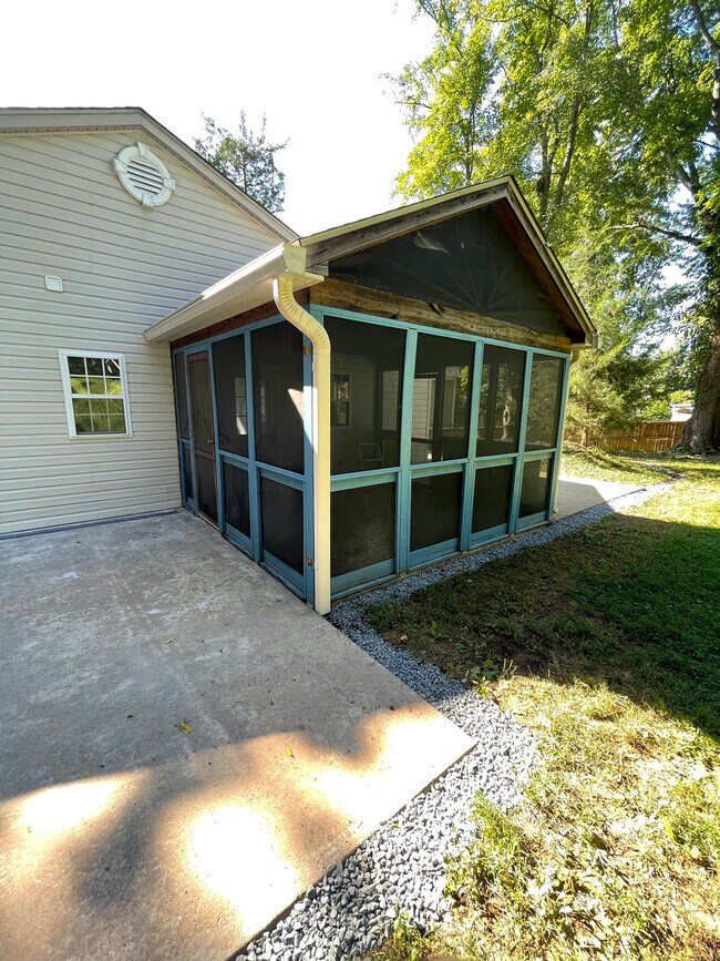 Building Photo - 3128 Headrow Cir