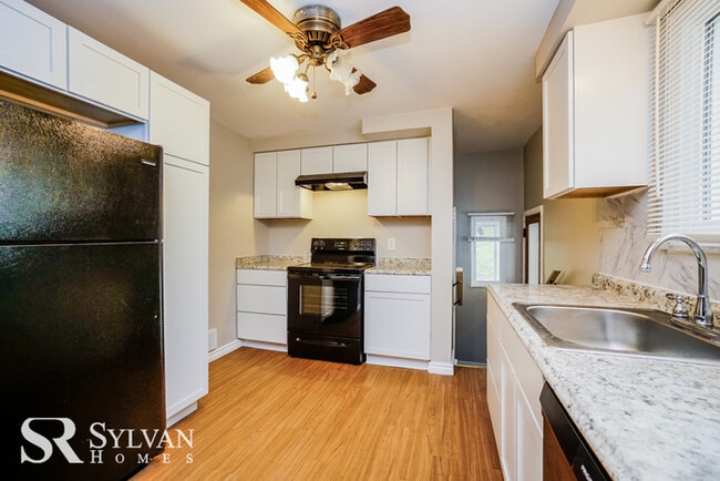 Building Photo - Your dream home is waiting for you.