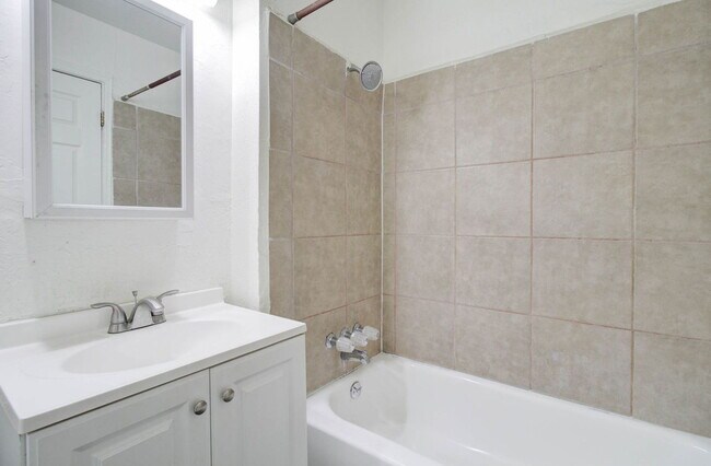 Building Photo - 1501 E Roosevelt St