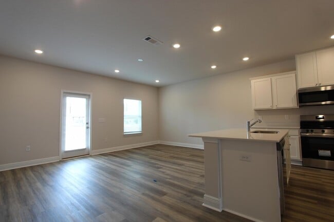 Building Photo - 323 Callie Dr