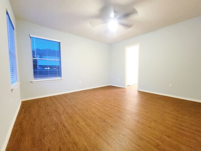 Building Photo - Charming 3/BR 2/BA Single-Level Home in Le...