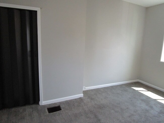 Building Photo - UPDATED 1 BEDROOM, 1 BATH HOME + OFFICE IN...