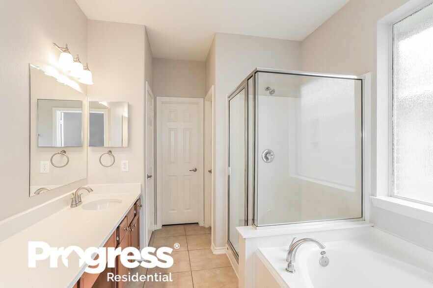 Building Photo - 4939 Forest Hurst Dr