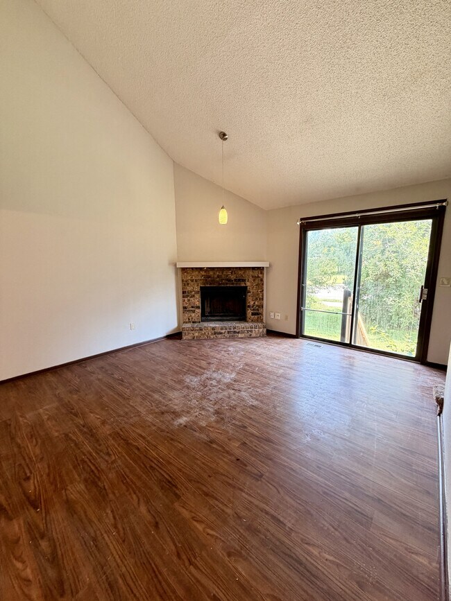 Building Photo - 215 NE Timbercreek Dr