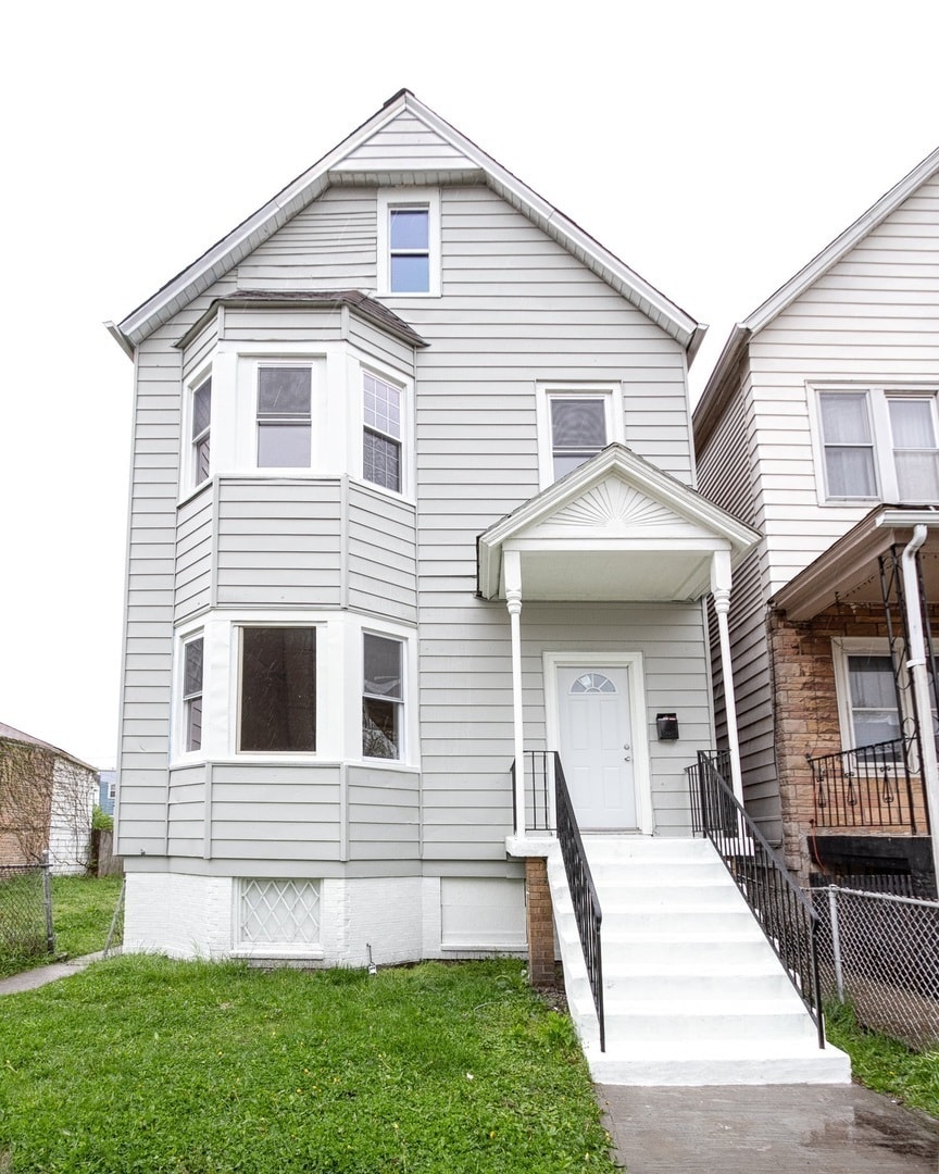 Front Building - 7132 S Ellis Ave