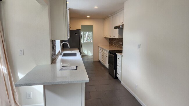Building Photo - Charming Lake Wildwood Home 3 Bedroom 1 Bath