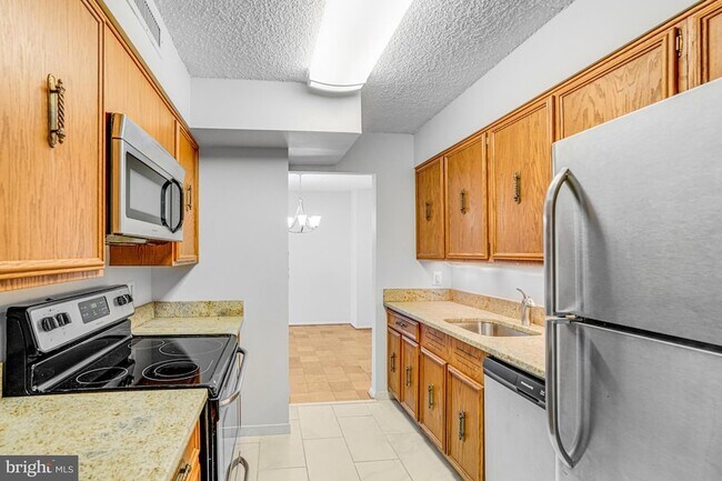 Building Photo - 3800 Fairfax Dr