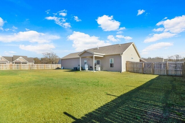 Building Photo - CHARMING ROSEWOOD HOME! 3 BR 2 BA w/ FENCE...