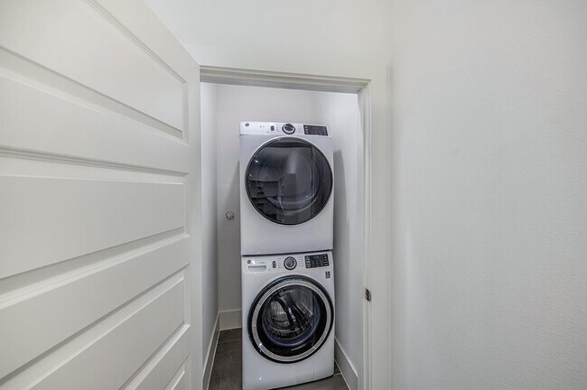 Building Photo - Modern Munger Place townhome with city skyline views