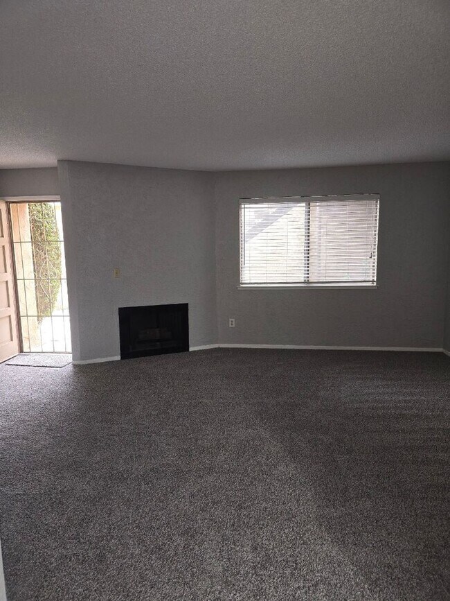 Building Photo - Spacious 2BD/2BTH with Private 2 Car Garage! (Ground Floor)