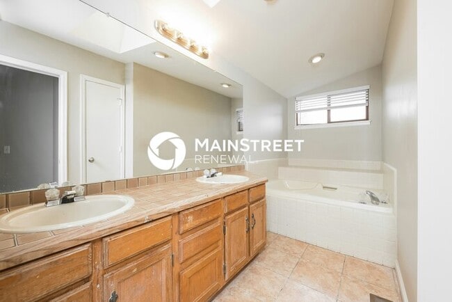 Building Photo - 4 Bedroom Pet-Friendly Home in Aurora, CO with Main Street Renewal