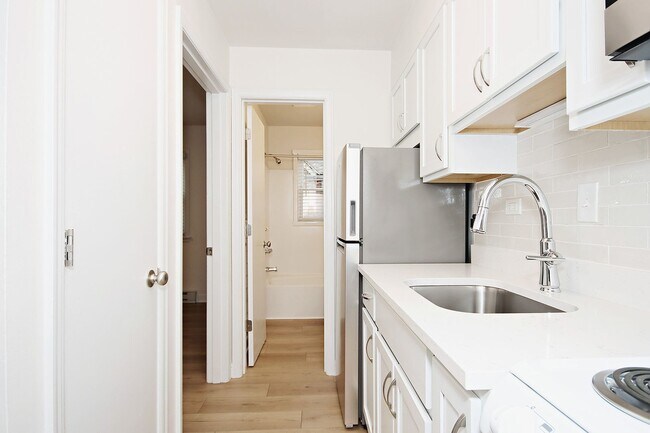 Building Photo - Student-Friendly 1BR Apartment Near The School of Data Science