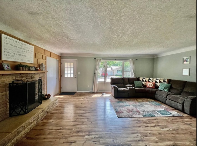 Building Photo - 1915 Highview Ct