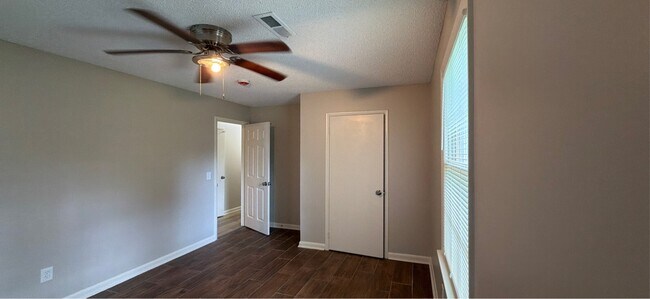 Building Photo - 112 Tres Dr