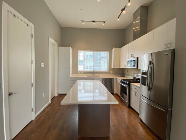 Building Photo - Live in the Heart of the Pearl District – ...