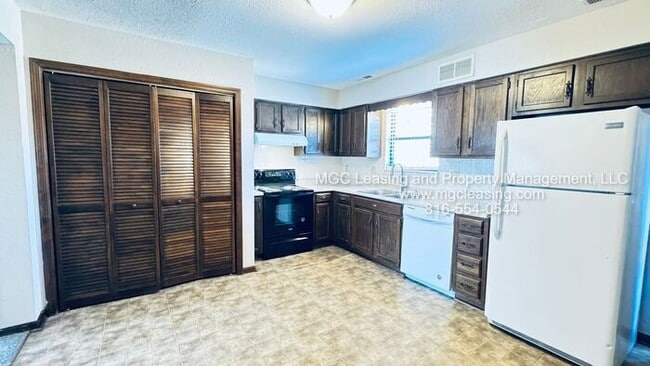 Building Photo - Corner Townhome with a Bedroom Balcony Overlooking Lake Tapawingo