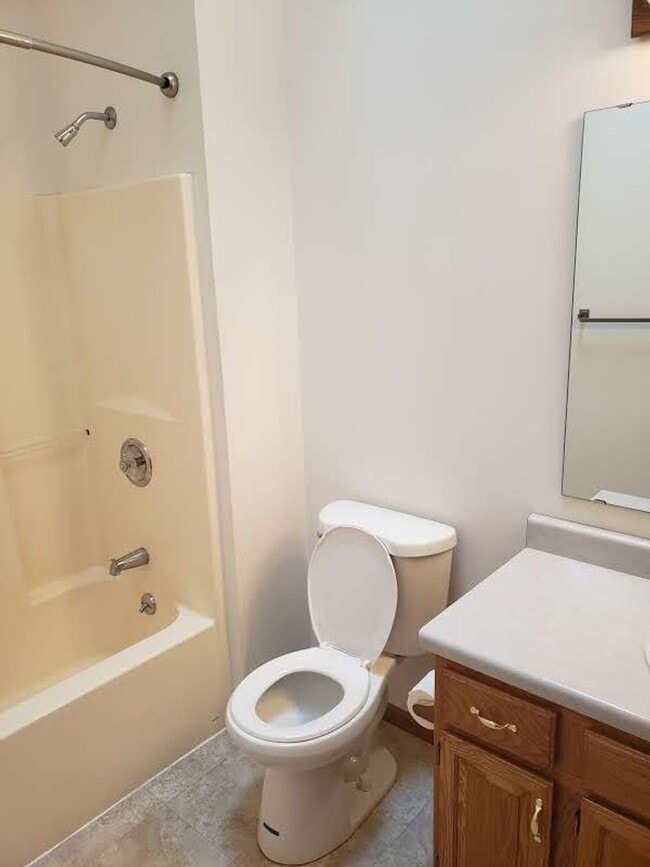 Building Photo - Spacious 3 bedroom, 2 1/2 bath Duplex