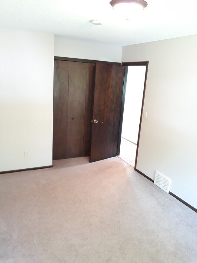 Building Photo - Great location *4Bed*2Bath home in Cottage Grove. Avail NOW.