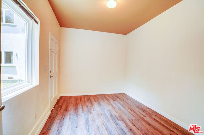 Building Photo - 10450 Ilona Ave