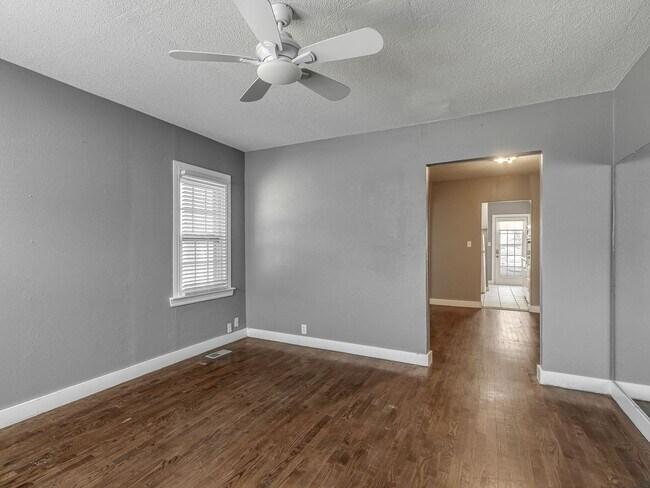 Building Photo - 2531 W Park Pl