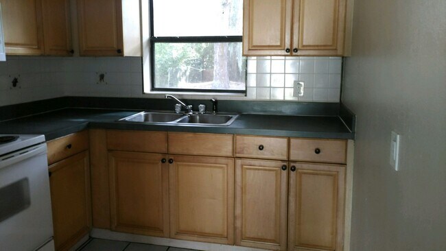 Building Photo - 3 Bed 1 Bath | Large Fenced Yard | Washer/...