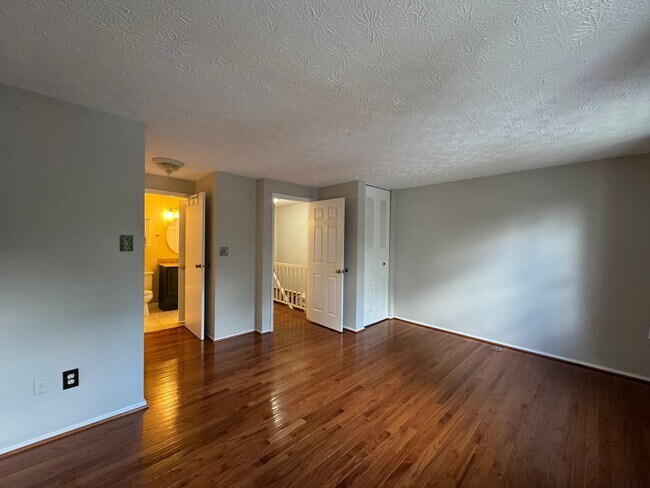 Building Photo - Charming 2 Bed 2 Bath Home Within Convenient Newington Commons Community