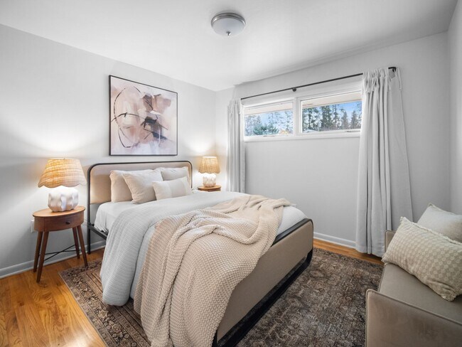 Building Photo - Beautiful FULLY FURNISHED TWO BEDROOM DUPLEX!