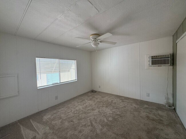 Building Photo - 1 BR 1Ba with enclosed Porch/Patio, fenced yard, RV Parking