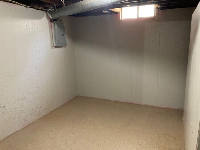 Building Photo - Great 2 Bedroom 1 Bath + 2 Non conforming bedrooms