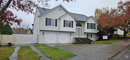 Building Photo - Updated Five Bedroom Home in West Salem