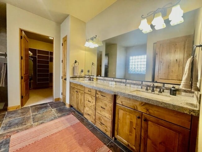 Building Photo - Beautiful Fully Furnished home in an Exclu...