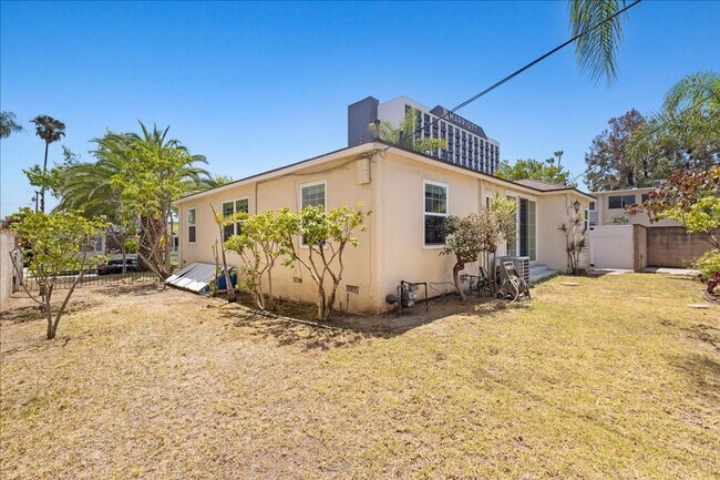 Building Photo - Corner lot home on a classic tree lined Beverly Hills street